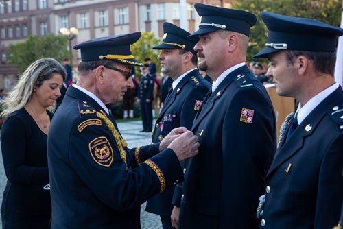 V Den vzniku samostatného Československa převzali dlouholetí příslušníci HZS Královéhradeckého kraje medaile „Za věrnost“