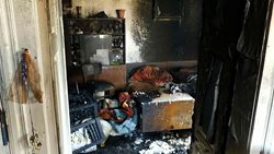 Popáleného muže hasiči vynesli ven z domu