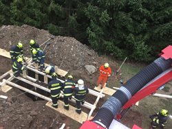 Příbramští hasiči opět procvičovali stabilizaci a pažení výkopů