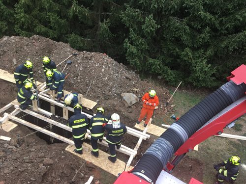Příbramští hasiči opět procvičovali stabilizaci a pažení výkopů