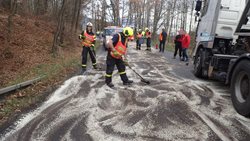 Dopravní nehoda s únikem 200 litrů nafty zaměstnala hasiče mezi obcemi Dolní Lhota a Krásné Pole, vyrazil i sorbentový kontejner