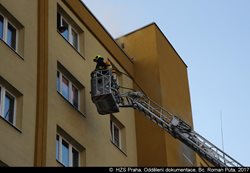 V Malešicích hořel byt, hasiči zachránili 11 osob