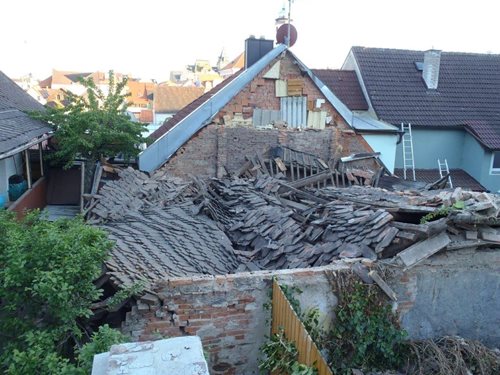 V Domažlicích se zřítil dům, v sutinách hasiči ani psi nikoho nenalezli