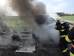Na strakonické silnici nedaleko Milína shořela dodávka