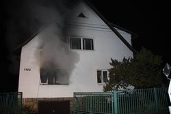 Seniorce v noci začalo hořet v obývacím pokoji