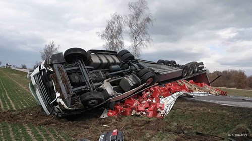 Dopravní kolaps po převráceném kamiónu
