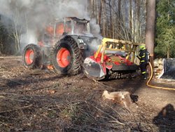 Požár lesního traktoru na Opavsku, hasiči uchránili les před ohněm