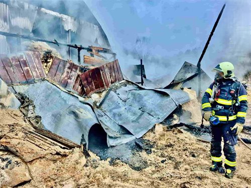 Požár skladu pilin vyhlásil druhý stupeň poplachu