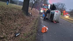Při nárazu osobního vozidla do stromu museli hasiči vyprostit jednu osobu