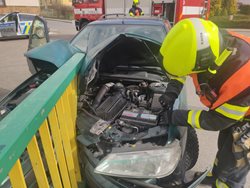 Řidič nabodl auto na zábradlí