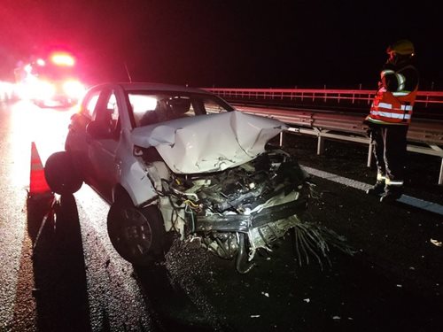 Dvě ranní nehody zablokovaly dálnice: Hasiči zasahovali u elektromobilu i u srážky se zraněním