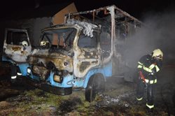 Z hořícího obytného vozu muž utekl a utrpěl popáleniny