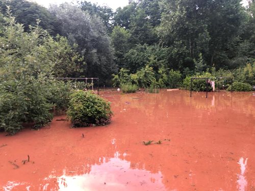 Hasiči likvidují následky noční bouře