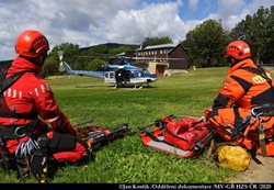 Letečtí záchranáři pražských hasičů absolvovali koncem srpna výcvik na Ještědském hřebeni