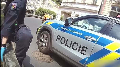 Senior po nehodě na kole spadl do řeky Teplé. Policisté sestoupili k němu a poskytli mu první pomoc