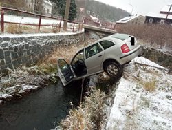 Dopravní nehoda osobního auta v Dolním Podluží