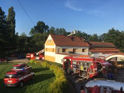 Šest jednotek zasahovalo při požáru penzionu na Sedlčansku