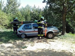 Z vozidla zavaleného stromem museli hasiči vyprostit dvě osoby