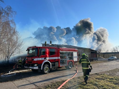 Při požáru vyhlásili třetí stupeň poplachu