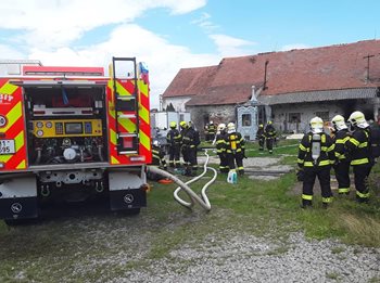 Hasiči zasahovali u požáru hospodářského objektu, oheň ohrožoval dílnu i vybavení