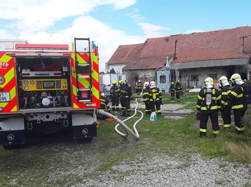 Hasiči zasahovali u požáru hospodářského objektu, oheň ohrožoval dílnu i vybavení