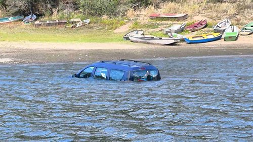 Zaparkované auto vzala voda. Hladina Dalešické přehrady stoupla téměř o čtyři metry