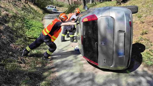 Nehoda vozidla si vyžádala zásah záchranářů