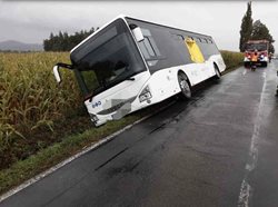 U Rovenska se převrátil autobus. Hasiči evakuovali 38 dospělých i dětí