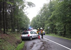 Nedělní nehody na Zlínsku Nejprve osobní automobil vjel do příkopu u cesty po několika hodinách další téměř ve stejném místě narazil do stromu. 