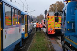 Vyprošťování auta z kolejiště v Ostravě-Porubě hasičským Omarsem