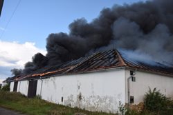 Plameny ve statku v Ouběnicích ve Středočeském kraji spolykaly majetek za 13 milionů