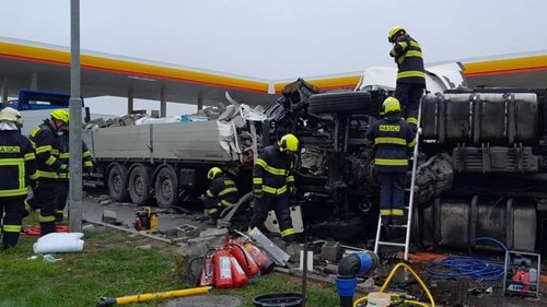 Srážka kamionů na D5: Hasiči vyprošťovali zraněného, zasahoval i vrtulník
