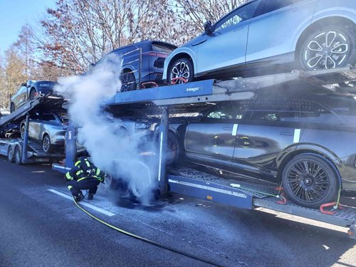 Závada na nákladním vozidle vyvolala zásah hasičů