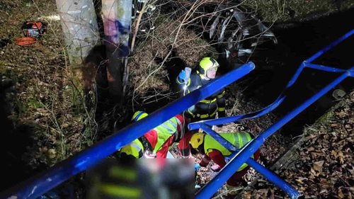 Automobil skončil v potoku, zasahovali hasiči