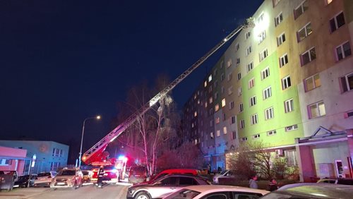 Požár ve výšce ohrozil klid obyvatel panelového domu