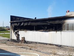 Při požáru haly v Čelákovicích byl vyhlášen druhý stupeň poplachu