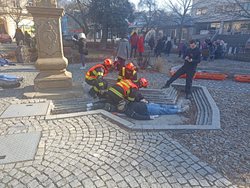 Hasiči cvičili záchranu osob v centru Vsetína