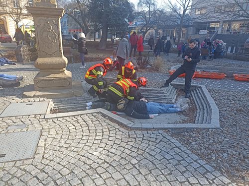 Hasiči cvičili záchranu osob v centru Vsetína