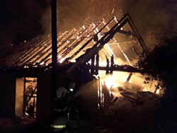 Při požáru střechy rodinného domu se zranili dva lidé