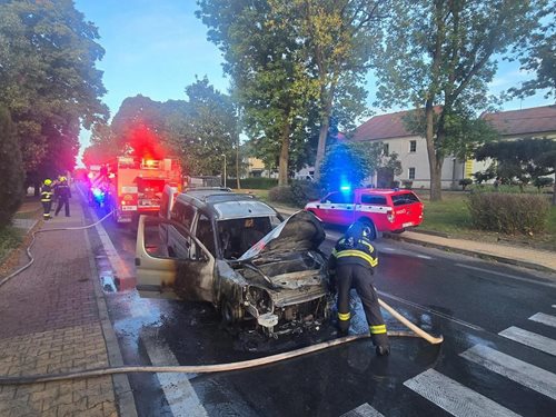 Požár auta v Jenči: Hasiči rychle zasáhli, škoda se šetří