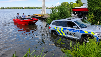 Policie vyrazila na vodu. Kontrolovala lodě, alkohol i záchranné vesty