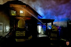Požár rodinného domu v Pržně způsobil škodu za 900 tisíc korun