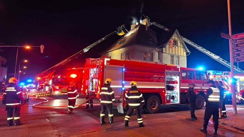 Od cigarety začal hořet pokoj, plameny se dostaly na střechu