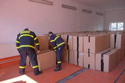 Hasiči rozvezou po Moravskoslezském kraji testovací sady pro školy