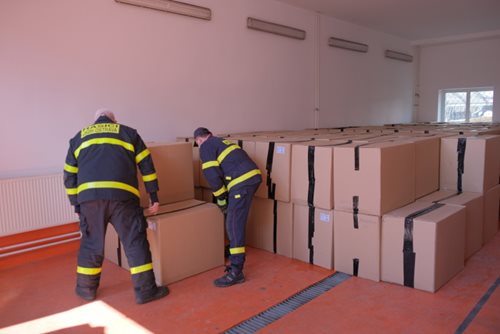 Hasiči rozvezou po Moravskoslezském kraji testovací sady pro školy
