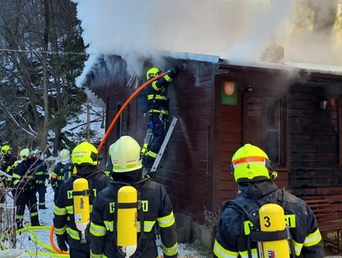 Požár rekreační chaty prověřil hasiče v náročných podmínkách