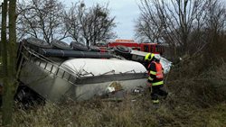 Hasiči na Pardubicku dnes vytahovali auto z příkopu a vyprošťovali řidiče ze zdemolované kabiny cisterny