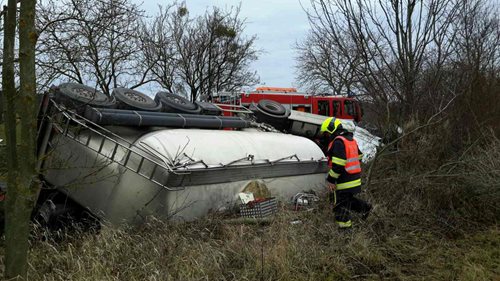 Hasiči na Pardubicku dnes vytahovali auto z příkopu a vyprošťovali řidiče ze zdemolované kabiny cisterny