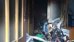  Hasičům komplikoval zásah obrovský nepořádek v domě