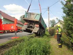Těžká hasičská technika vyprošťovala ve Vojkovicích nákladní auto v příkopu